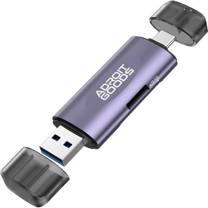 paars metalen usb-stick met doppen en een micro sd-kaartlezer aan de zijkant