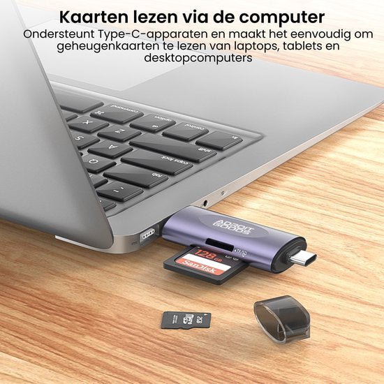 Laptop met aangesloten Type-C kaartlezer en meerdere geheugenkaarten op houten oppervlak