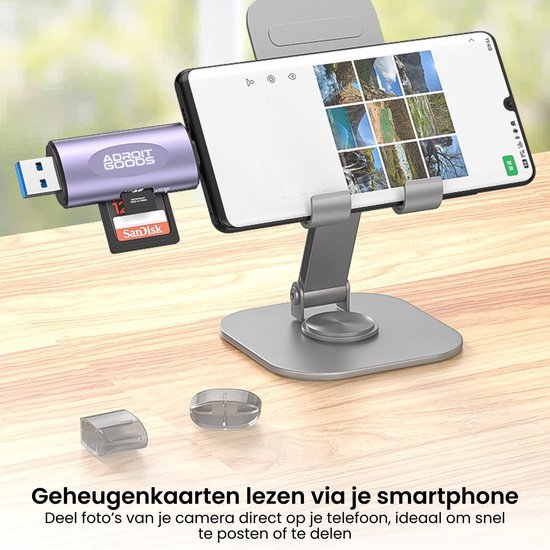 Smartphonehouder met USB-stick en geheugenkaartlezer op houten tafel bij raam