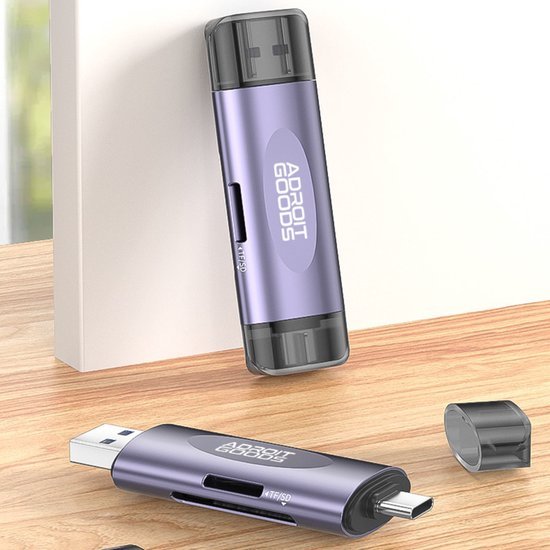 paarse usb-kaartlezer met dubbele aansluitingen en afneembare dop op houten tafel