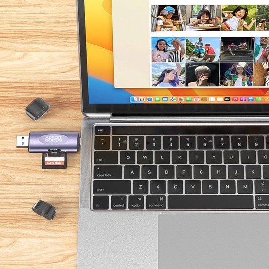 Laptop met aangesloten USB-stick en SD-kaartlezer op houten ondergrond