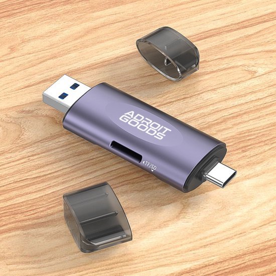 grijze usb-stick met beide aansluitingen en verwijderbare beschermhoezen op houten oppervlak