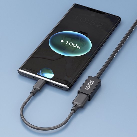 Zwarte smartphone volledig opgeladen en verbonden met een zwart laadkabel op blauwe achtergrond