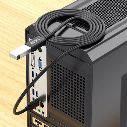 Zwarte USB-kabel met labels, aangesloten op achterzijde van een desktopcomputer met ventilatiegaten