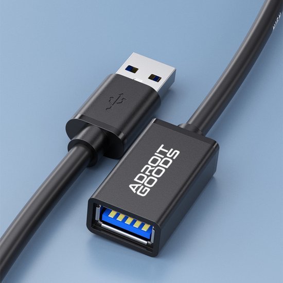 Zwarte USB verlengkabel met USB 3.0 aansluiting en wit logo Adroit Goods zichtbaar