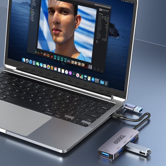 Laptop met aangesloten meerdere usb-apparaten via een compact hub voor extra connectiviteit