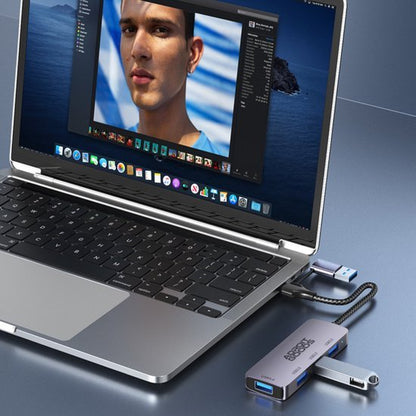 Laptop met aangesloten meerdere usb-apparaten via een compact hub voor extra connectiviteit