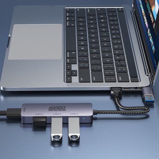 usb hub met drie poorten verbonden aan laptop met twee usb sticks en usb kabel