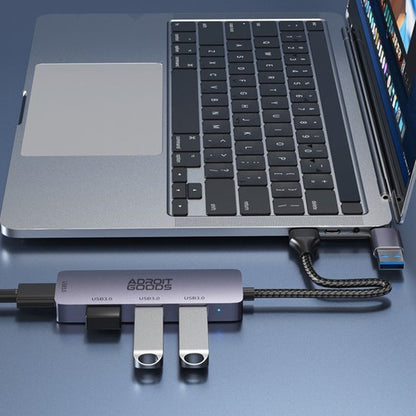 usb hub met drie poorten verbonden aan laptop met twee usb sticks en usb kabel