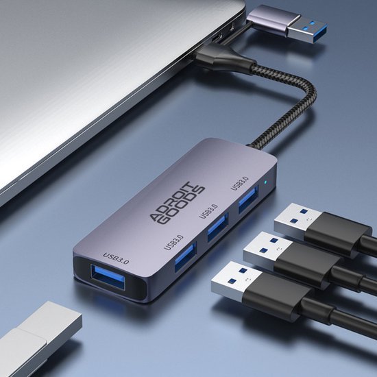 Compact USB-hub met vier poorten aangesloten op een laptop via een korte kabel