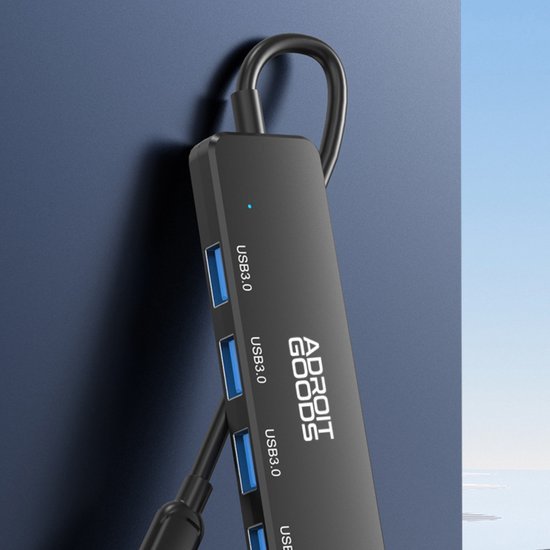 Zwarte USB-hub met meerdere USB 3.0-poorten en geïntegreerde kabel tegen blauwe achtergrond