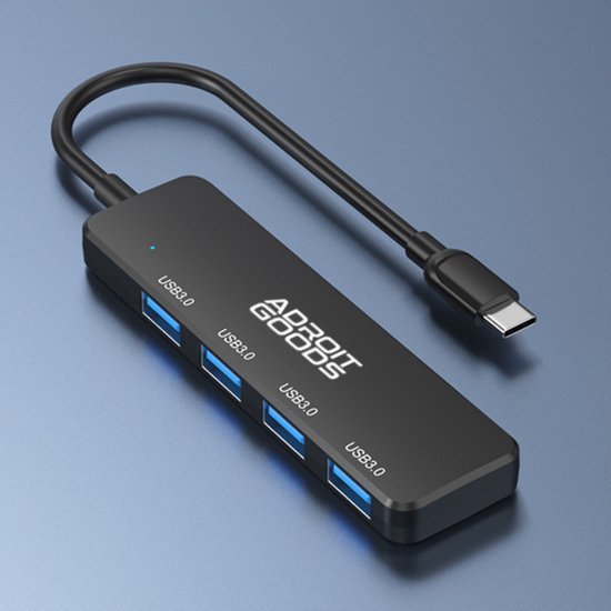 zwarte USB-C hub met vier USB 3.0 poorten en korte kabel op blauwe achtergrond