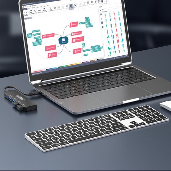Laptop met mindmap op scherm, aangesloten op een hub en een draadloos toetsenbord op bureau