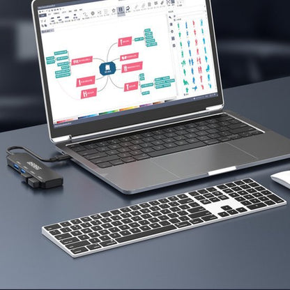 Laptop met mindmap op scherm, aangesloten op een hub en een draadloos toetsenbord op bureau