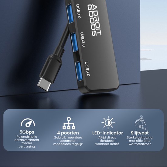 Zwarte USB-C hub met drie blauwe USB 3.0 poorten en AdroitGoods-logo zichtbaar.