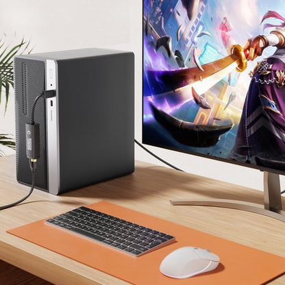 Desktopcomputer met draadloze muis en toetsenbord op houten bureau bij monitor met fantasieafbeelding