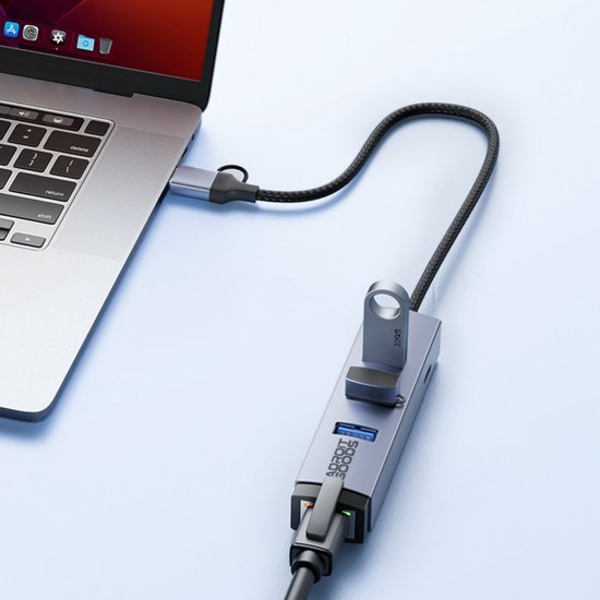 Laptop verbonden met een usb-hub via een zwarte gevlochten kabel op een witte achtergrond