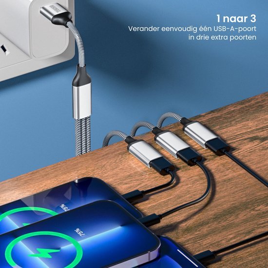 USB-A naar drie poorten hub met metalen behuizing en gevlochten kabels aangesloten op een stekkerdoos