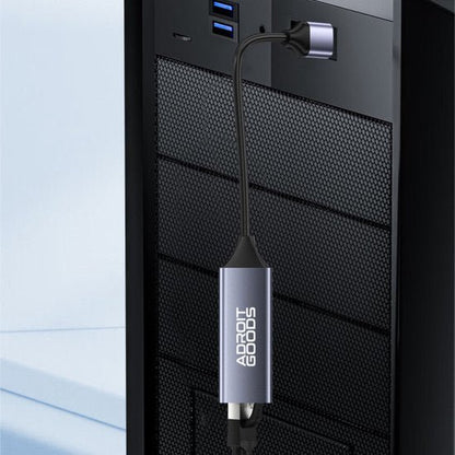 Zilverkleurige AdroitGoods USB-verlengkabel aangesloten op een zwarte computerbehuizing