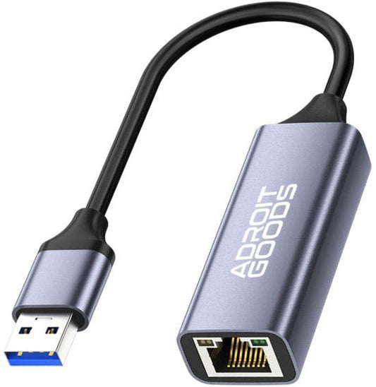 Adapter met USB-A naar Ethernet poort in metalen behuizing, AdroitGoods branding zichtbaar