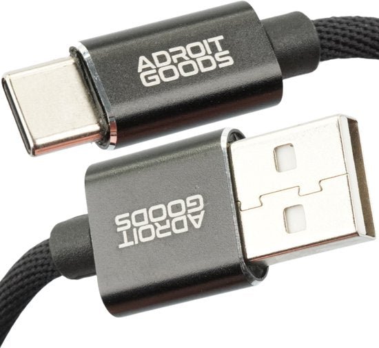 Zwarte gevlochten USB-C naar USB-A kabel met metalen behuizing en AdroitGoods logo's.