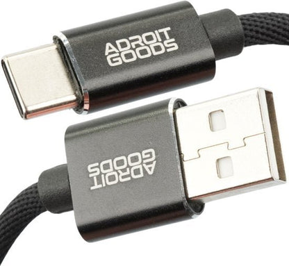 Zwarte gevlochten USB-C naar USB-A kabel met metalen behuizing en AdroitGoods logo's.