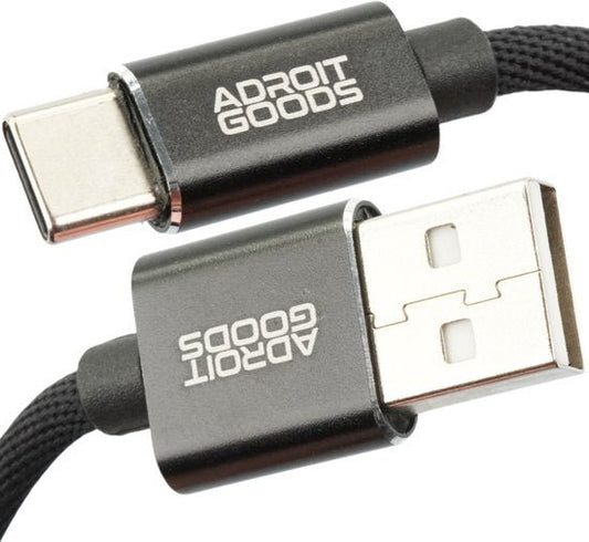 Zwarte gevlochten USB-C naar USB-A kabel met metalen behuizing en AdroitGoods logo's.