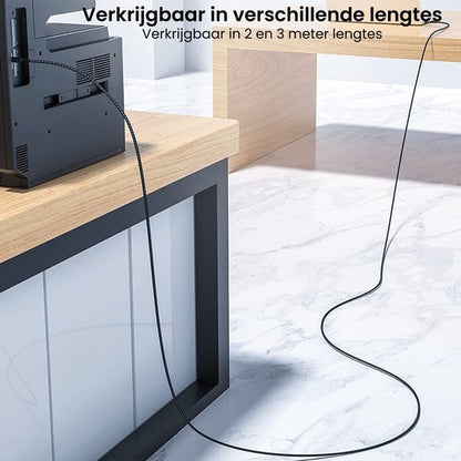 Zwarte kabel verbonden met zwart apparaat op houten bureau in lichte ruimte met marmeren vloer