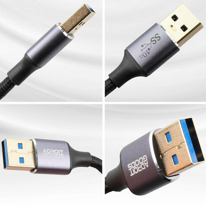 close-up van USB-kabel met metalen connectors en gevlochten buitenzijde in verschillende hoeken