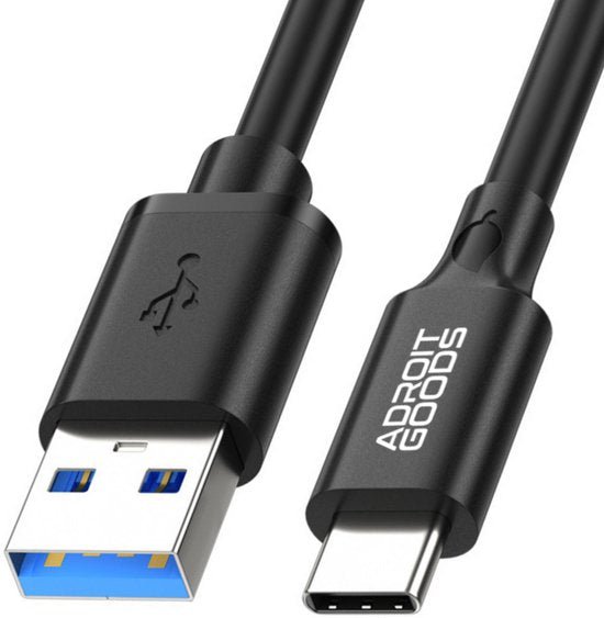 Zwarte USB-A naar USB-C kabel met AdroitGoods logo en blauwe connectoren voor snelle dataoverdracht.