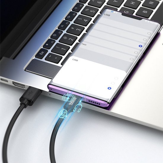 Smartphone verbonden met laptop via een kabel voor datatransmissie en muziekweergave.