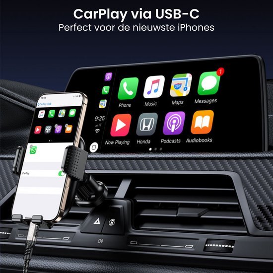 Smartphone bevestigd in autohouder met CarPlay scherm en USB-C kabel aangesloten