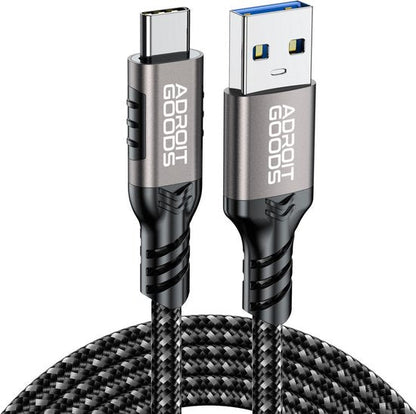 Zwarte gevlochten kabel met USB-A en USB-C connectoren en merknaam Adroit Goods zichtbaar