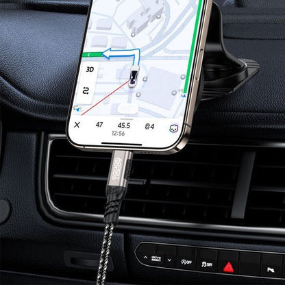 Smartphone met navigatie verbonden via een gevlochten oplaadkabel in autoventielpaneel