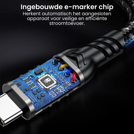 USB-C kabel met zichtbare elektronische chip en gekleurde draden voor stroomtoevoer