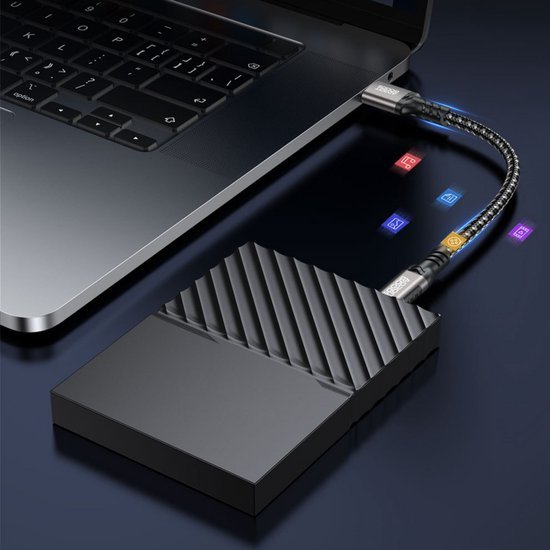 Zwarte externe harde schijf aangesloten op laptop met gevlochten data- en stroomkabels