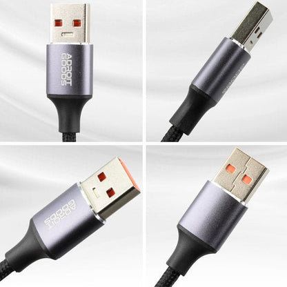 close-up van een grijze USB-kabel met metalen behuizing en zwarte connectoren in verschillende hoeken