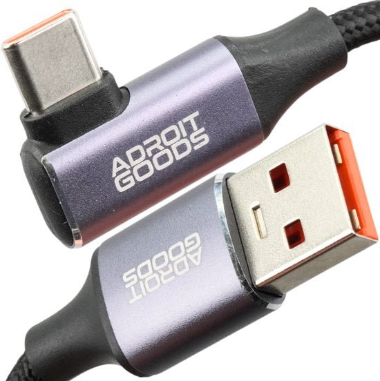 close-up van een USB-C naar USB-A kabel met stevige connectoren en AdroitGoods logo