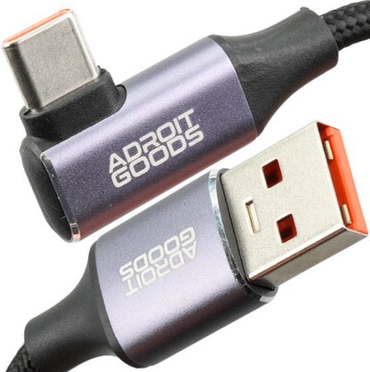 close-up van een USB-C naar USB-A kabel met stevige connectoren en AdroitGoods logo