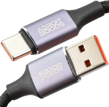 USB-A en USB-C connectoren met metalen behuizing en gevlochten kabel in grijs zwart