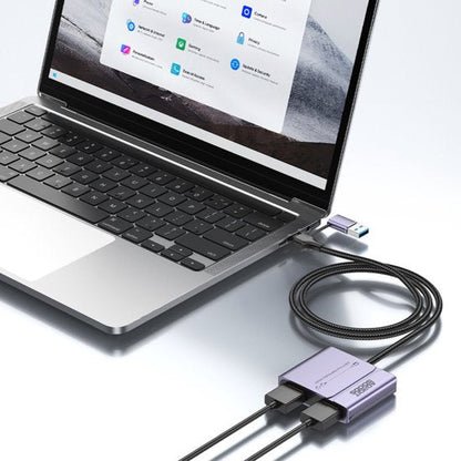 Laptop verbonden met een USB-hub met meerdere poorten en een gevlochten kabel