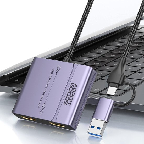zilverkleurige usb-adapter met type-c en usb-a aansluitingen naast laptop toetsenbord