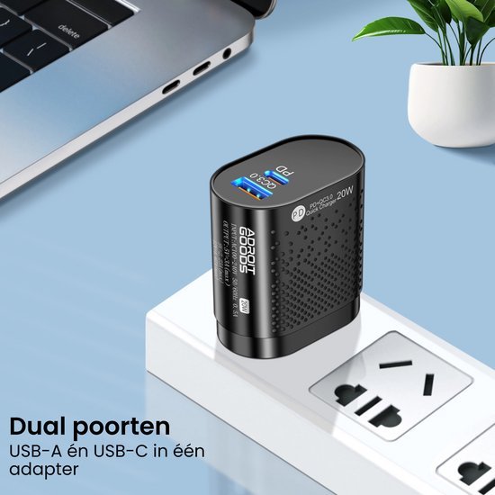 Zwarte oplader met dual USB-A en USB-C poorten aangesloten op een witte stekkerdoos naast laptop