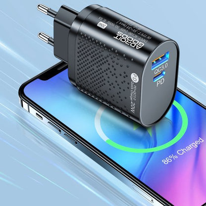 Zwarte oplaadadapter met dubbele USB-poort op smartphone met 86% batterij opgeladen