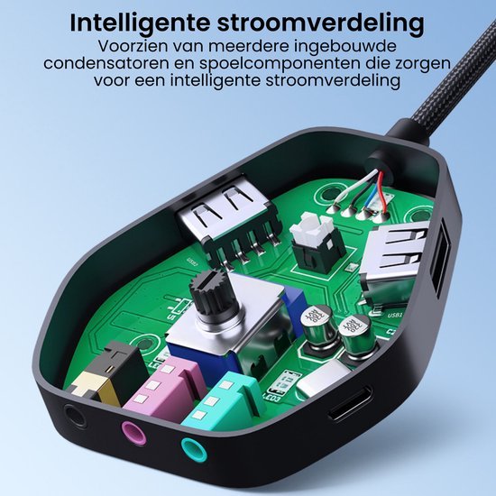 Close-up van elektronische componenten en poorten in een zwarte behuizing voor stroomverdeling