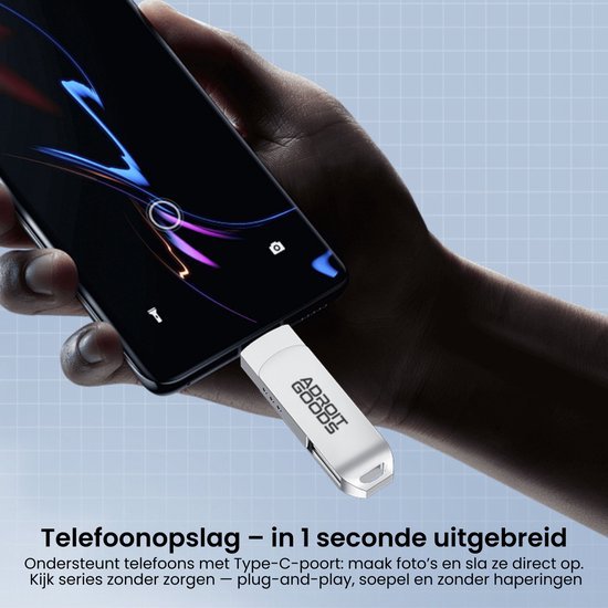 Hand met smartphone verbonden met witte AdroitGoods USB-stick voor snelle gegevensopslag