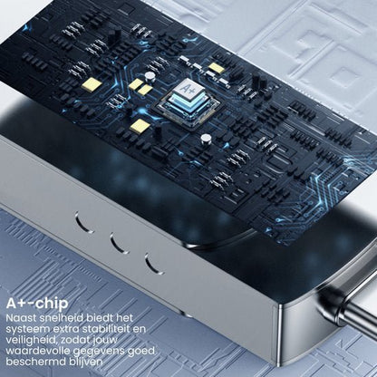 Nauwkeurige close-up van een A++ chip op een elektronisch circuitboard met blauwe ledlijnen