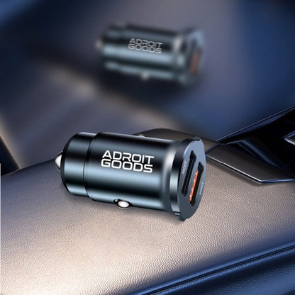 Zwarte compacte USB-autolader met een oranje aansluiting op een leren automatige oppervlakte