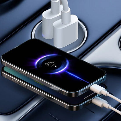 Twee smartphones opladen met witte adapters en kabels op een donkerblauwe ondergrond