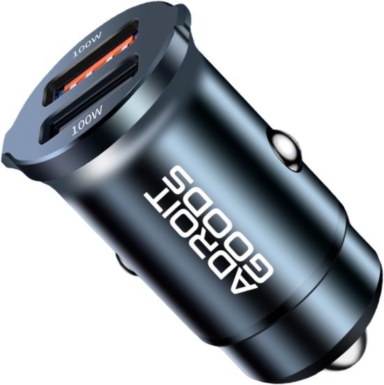 Zwarte dubbele autolader met twee USB-poorten en merknaam Adroit Goods erop zichtbaar